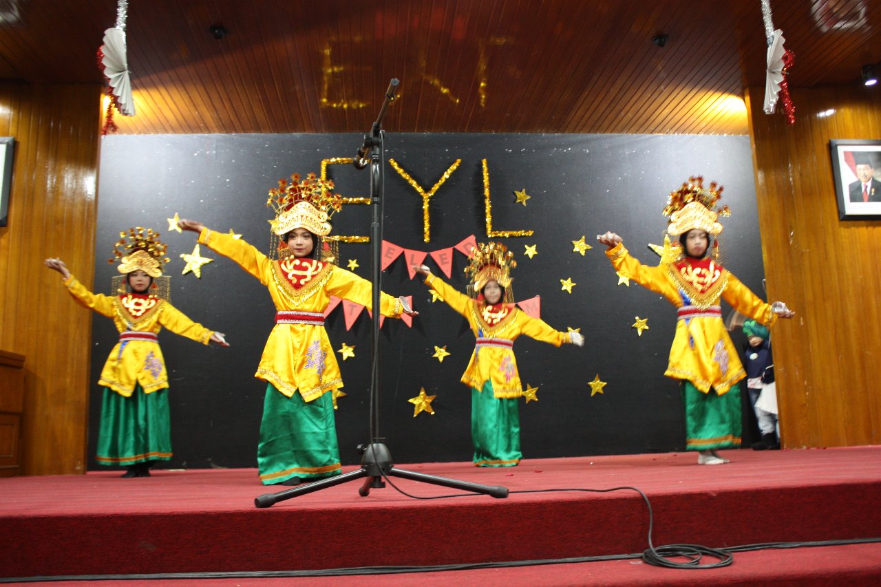 Tari Piring tari tradisional Indonesia yang dinarasikan dalam bahasa Inggris. Tema penampilan kelas 4, I 